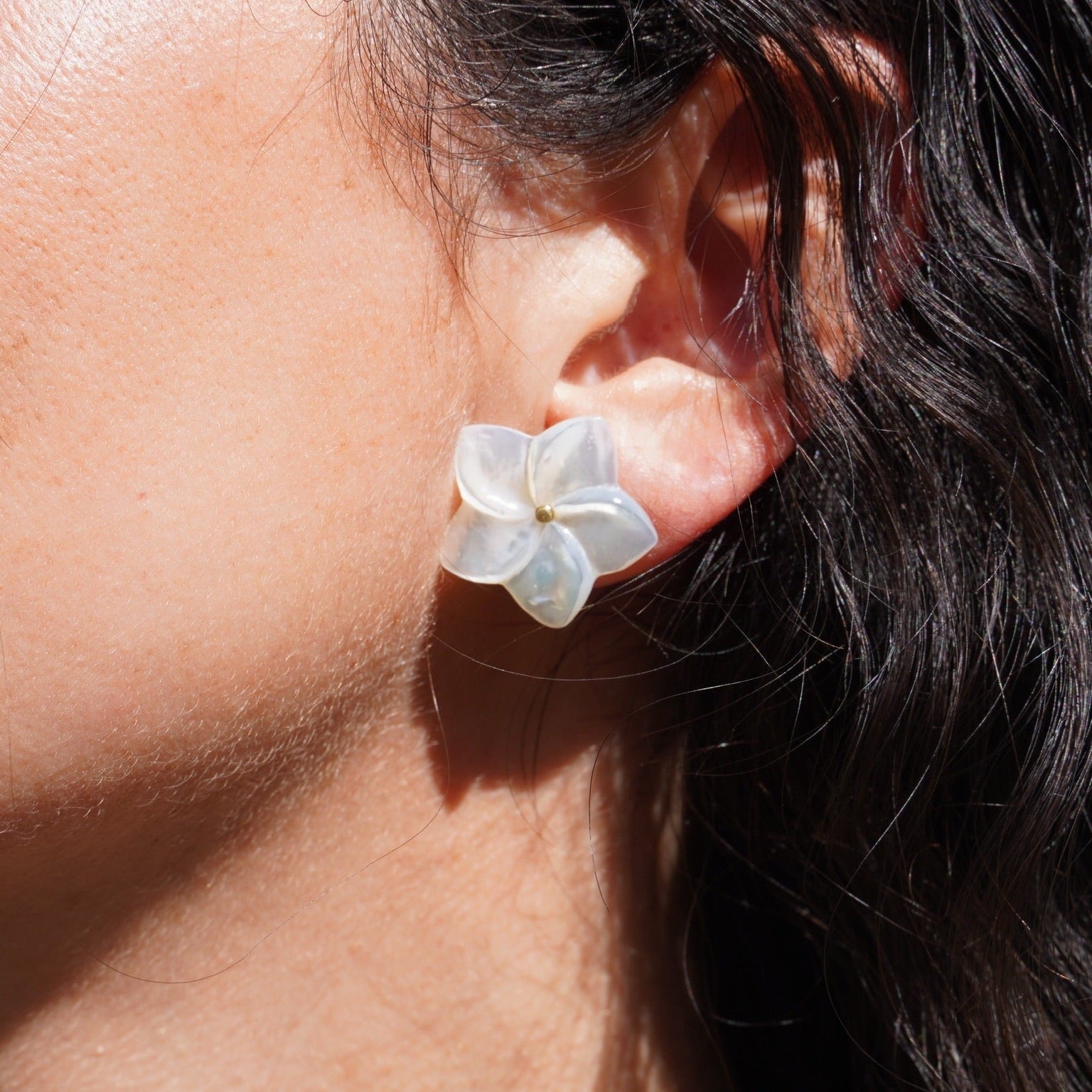 MEDIUM FRANGIPANI STUD