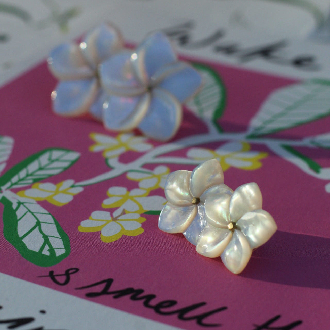 MEDIUM FRANGIPANI STUD